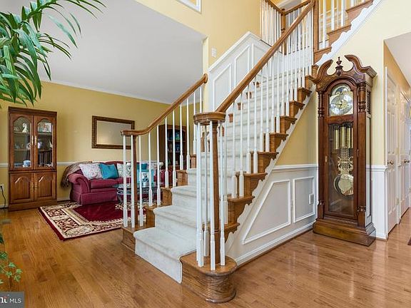 2nd image of 901 Crofton Valley Ct
