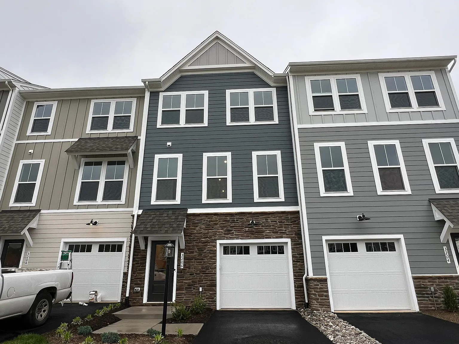 3 bed, 3.5 bath, 2080 sqft, $2,590 — Photo 1