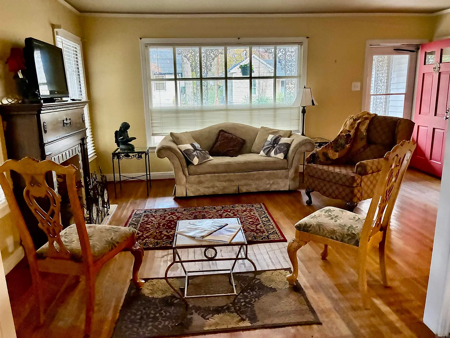 3 bed, 2.0 bath, 1400 sqft, $1,800 — Photo 3