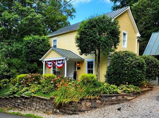 12717 Chestnut St, Clifton, VA 20124