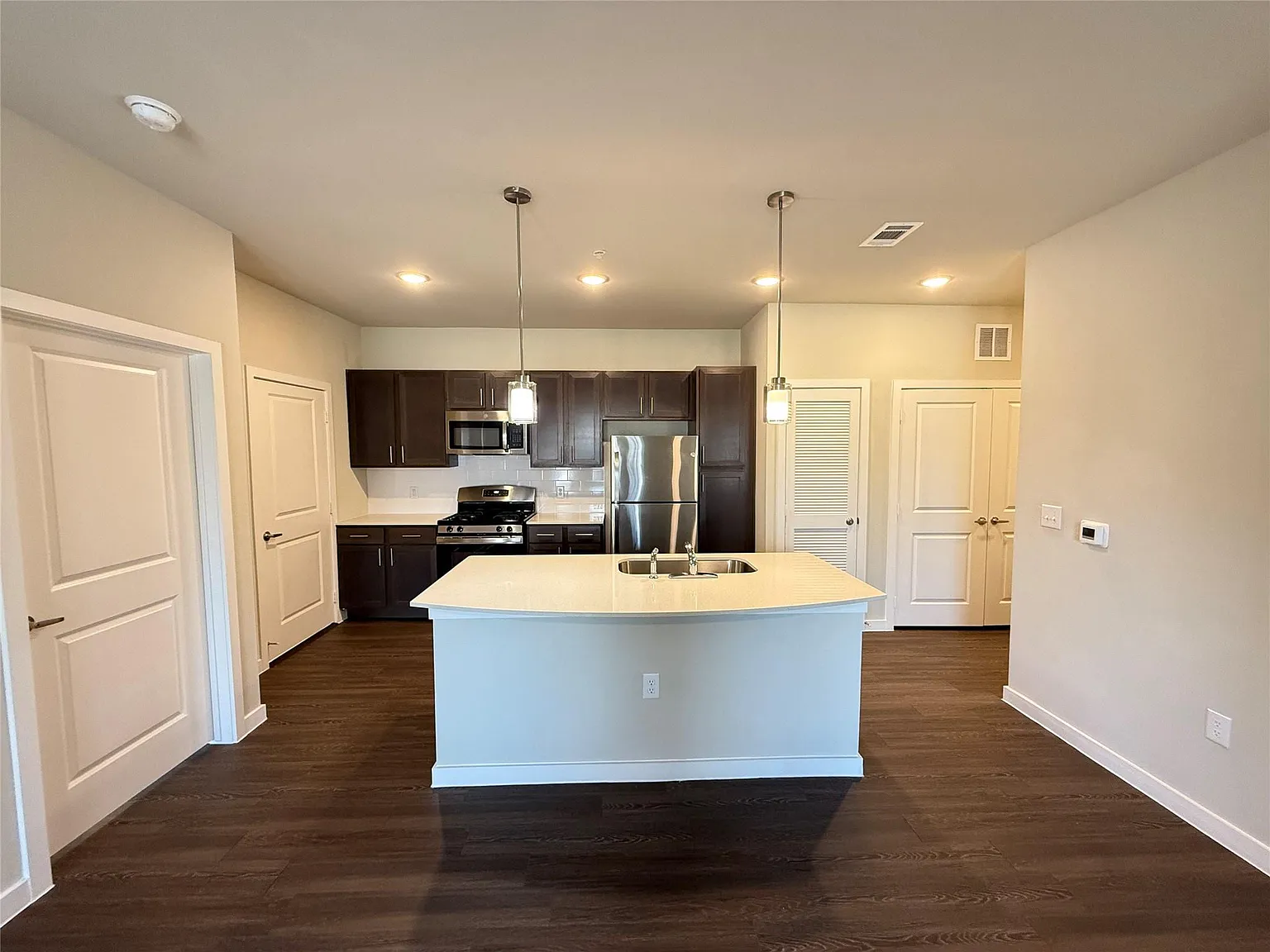 2 bed, 2.0 bath, 1052 sqft, $1,649 — Photo 2
