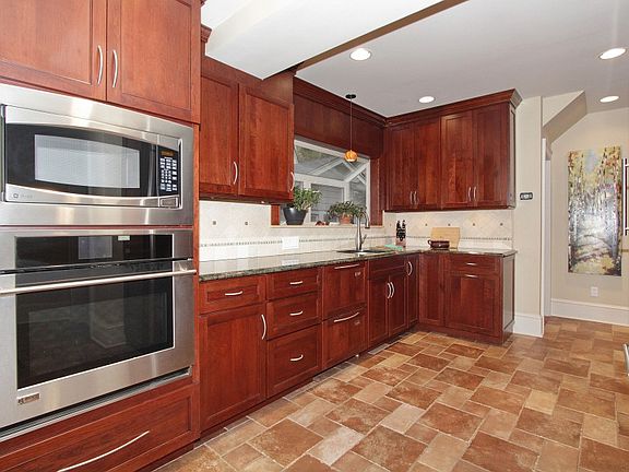 4th image of 305  Richmond Avenue