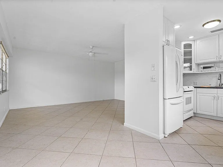 74 Mansfield Dr #B — Photo 11