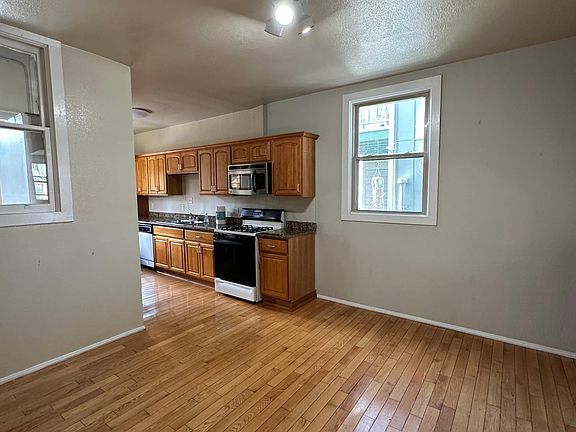 5th image of 828 Treat Ave