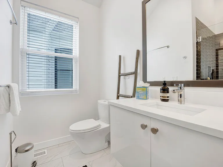 4415 W Waveland Ave — Photo 18