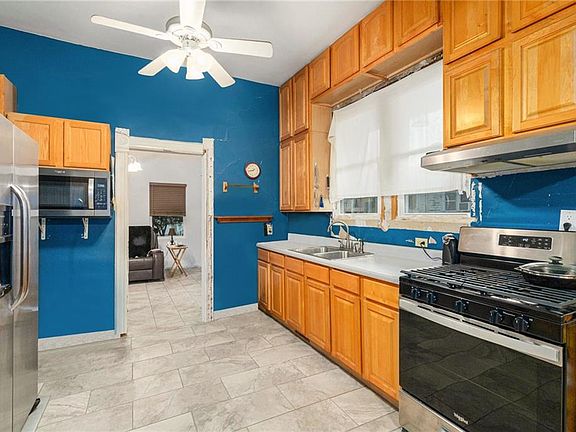 5th image of 705 E 6th St