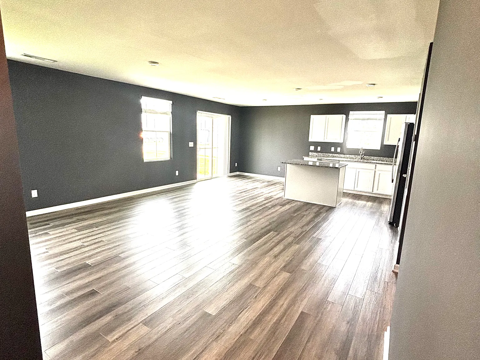 3 bed, 1296 sqft, $2,200 — Photo 3