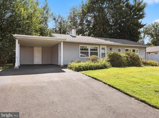 20 Twisting Ln, Levittown, PA 19054
