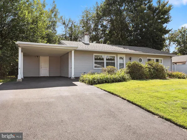 20 Twisting Ln, Levittown, PA 19054