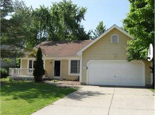 1097 Plum Tree Dr, Crystal Lake, IL 60014