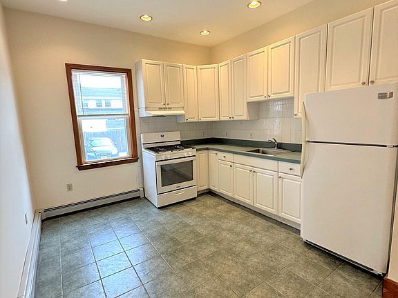 3rd image of 10 Cliff St #1L