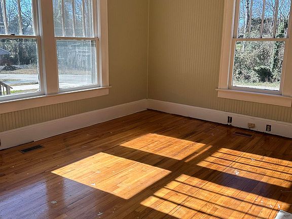 3rd image of 133 Marlboro Rd