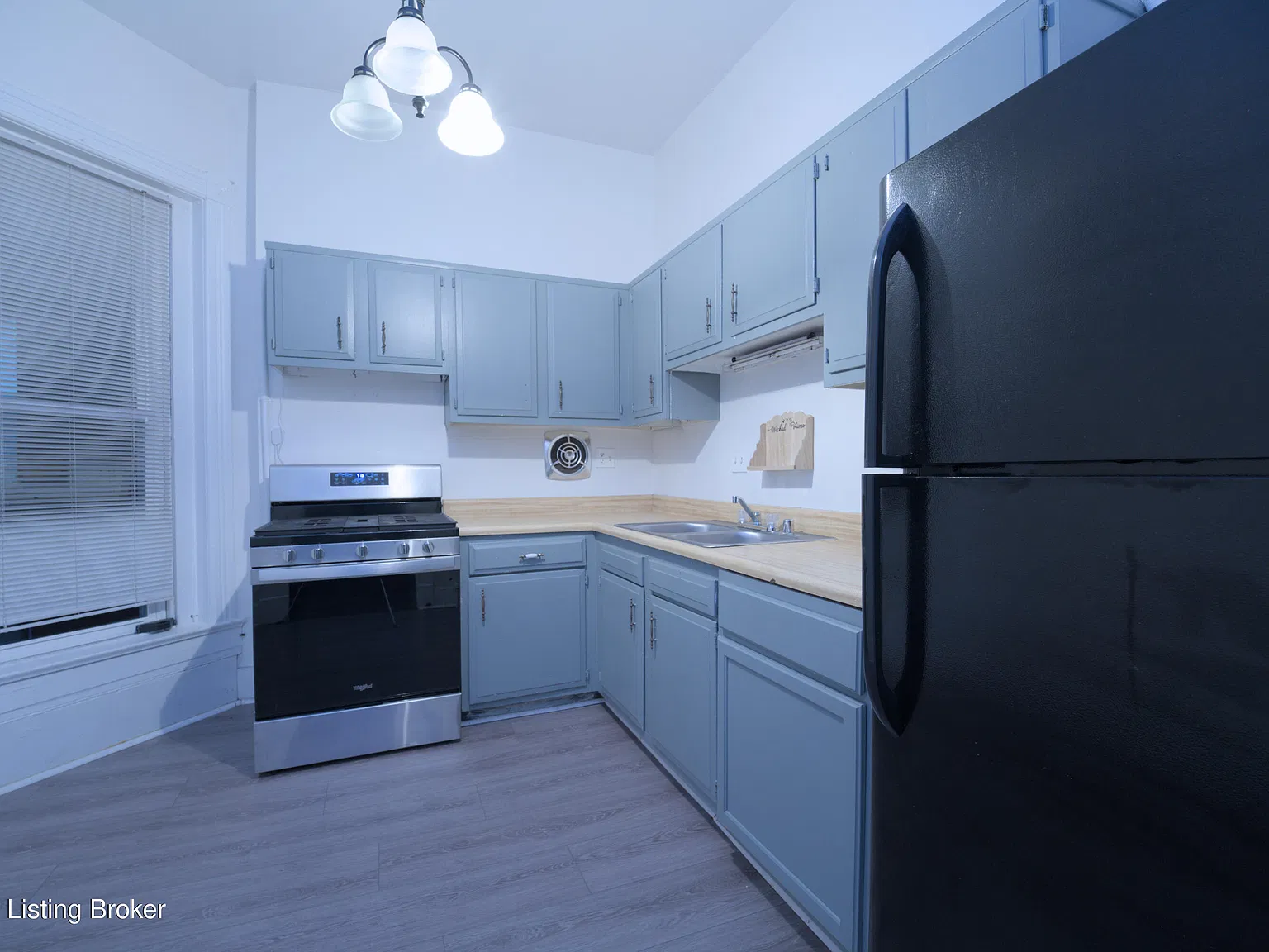 226 W Burnett Ave — Photo 4