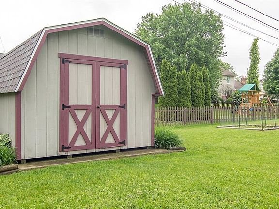 5th image of 3023 Chaucer Dr NE