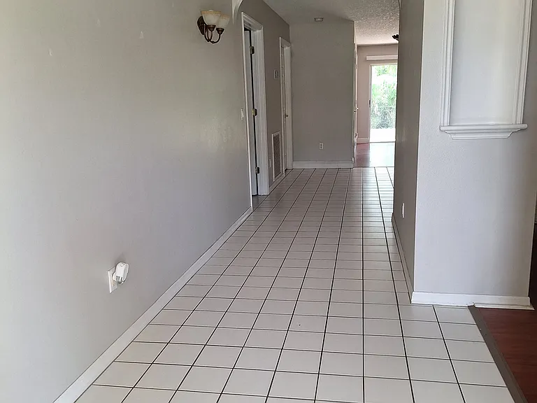 2811 SE Eagle Dr — Photo 2