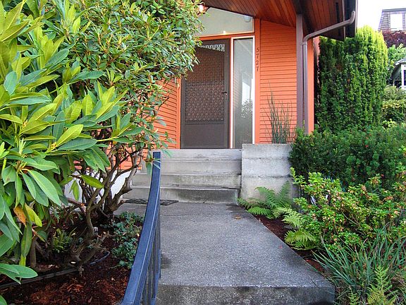 Steps to front entrance