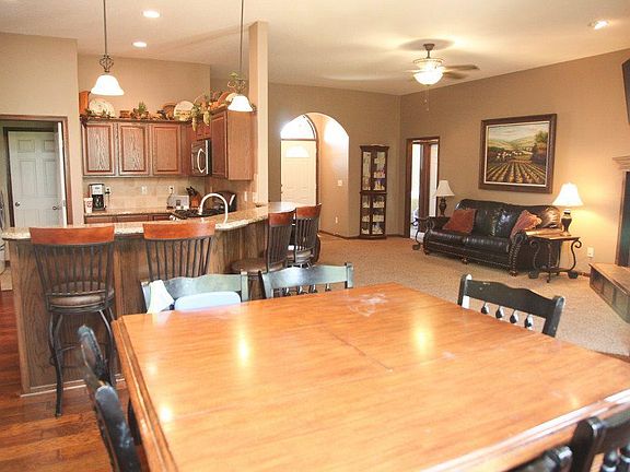 4th image of 1413 E Summerlyn Dr