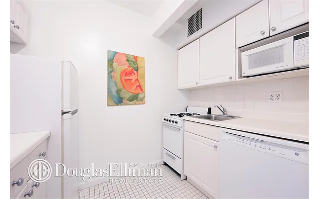 Rented by Douglas Elliman | media 23