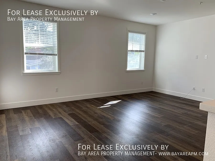 Modern 2 BR/2 BA Top-floor Unit, blocks from the Ocean! — Photo 4
