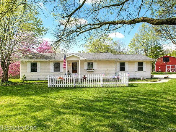 12909 Haven Dr, South Lyon, MI 48178