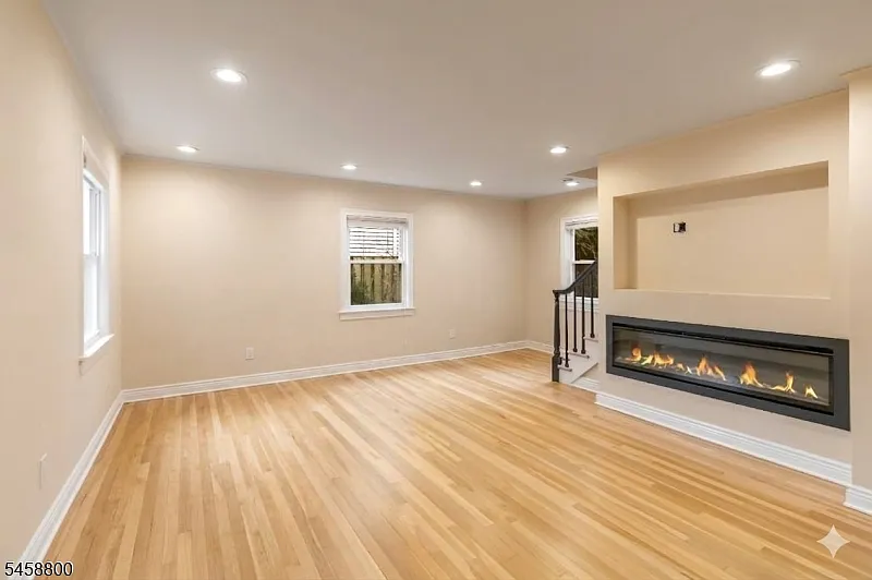 3 bed, 1.0 bath, 1296 sqft, $3,975 — Photo 4