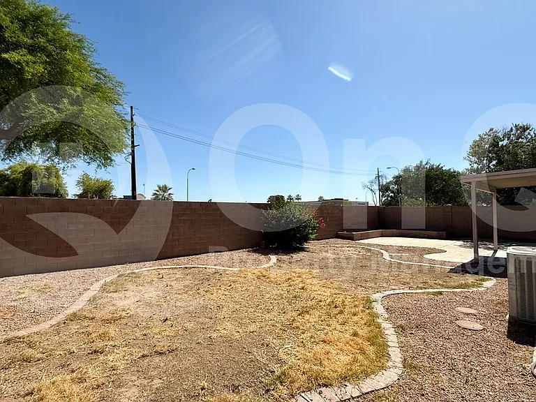611 W Liberty Ln — Photo 17