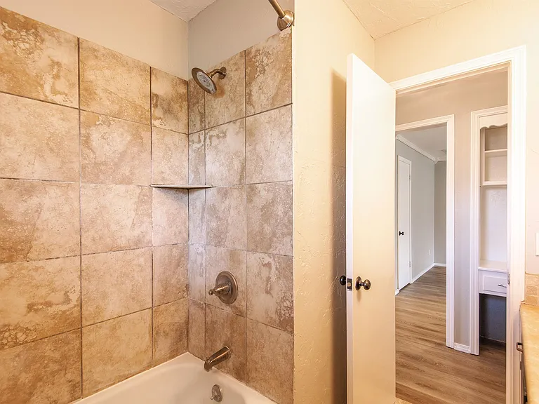 205 E 30th St #1 — Photo 26