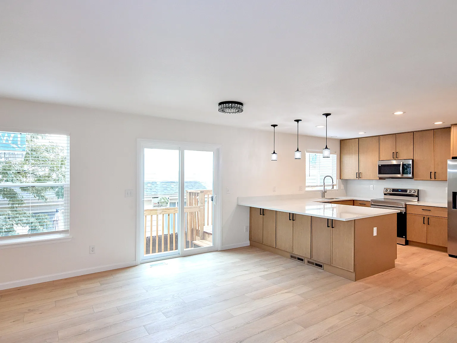 4 bed, 1976 sqft, $3,190 — Photo 3