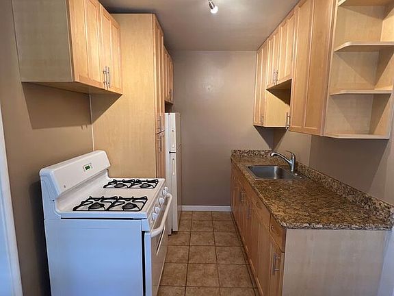 3rd image of 2325 H St APT 9B