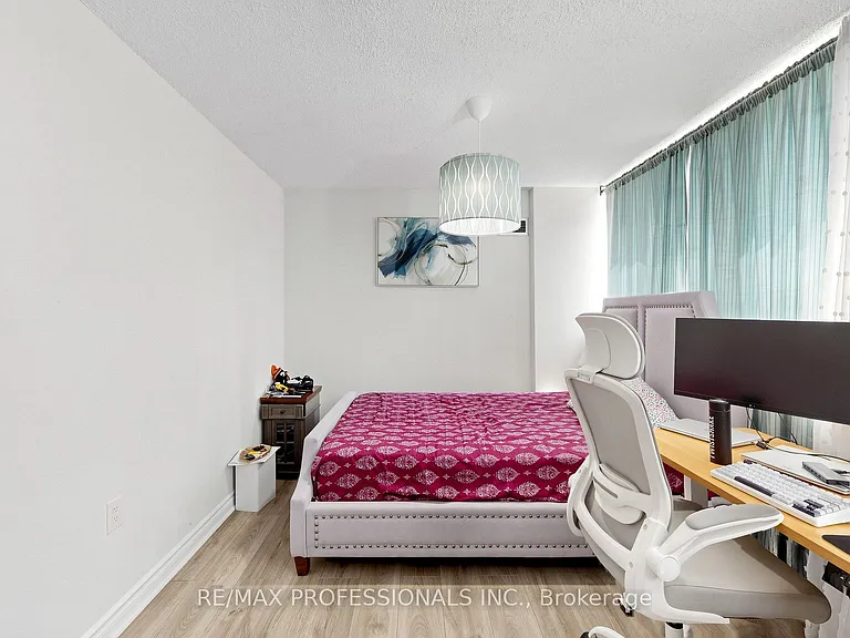 3590 Kaneff Cres #313 — Photo 24