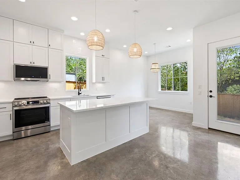 10803 W Lakeview Dr — Photo 2