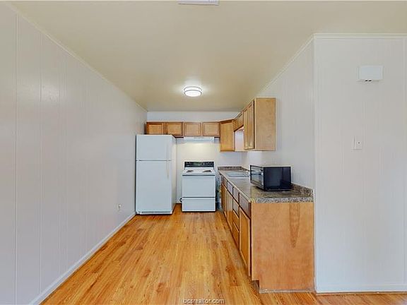 2nd image of 208 Lynn Dr APT D