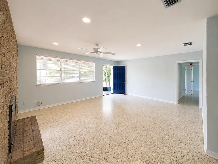 1145 Cordova Ave — Photo 4