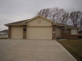 602 Castle Pine Dr, Papillion, NE 68133
