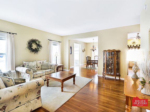 5th image of 202 Saddleshire Ct