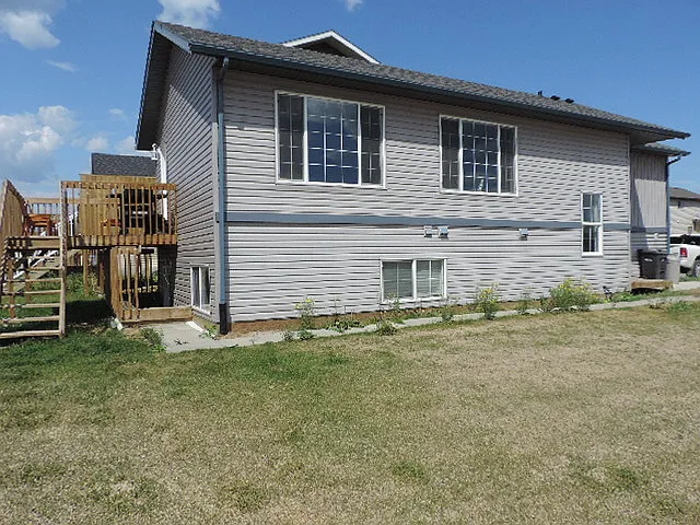220 26 Street B — Photo 2