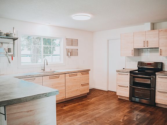 4th image of 1017 SE 124th Ave