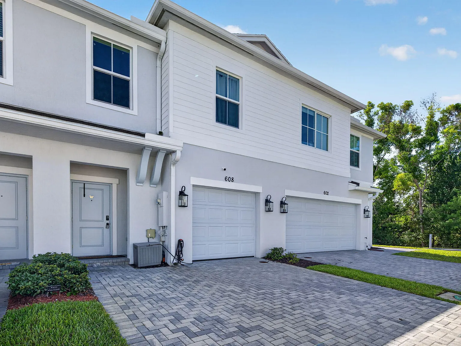 3 bed, 2.5 bath, 1690 sqft, $2,950 — Photo 2