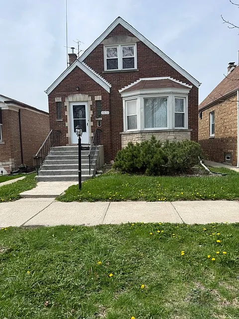 Photo 1 of 23 - 10622 S Wallace St - Chicago, IL Primary Photo - 10622 S Wallace St