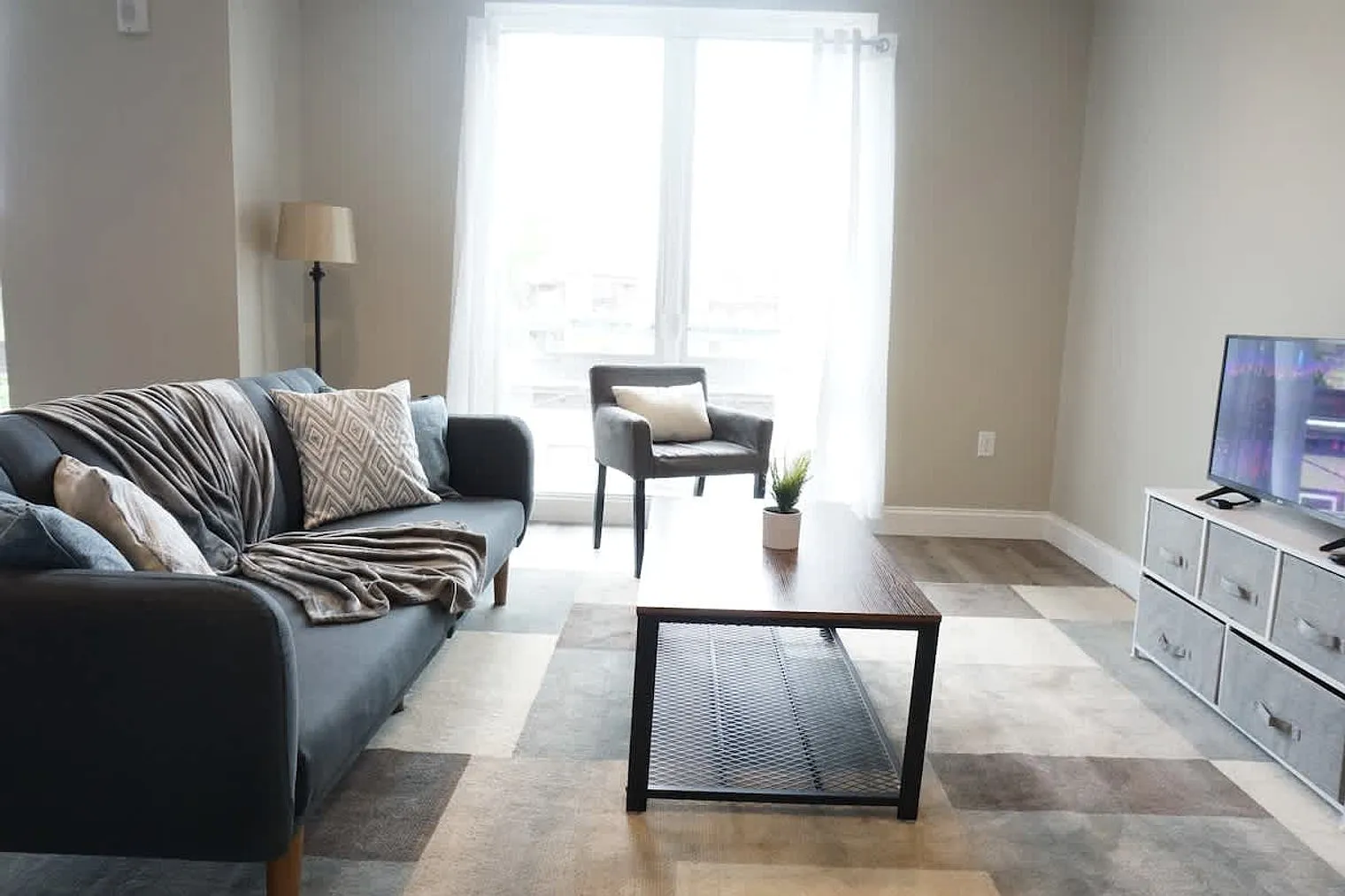 1 bed, 1.0 bath, 570 sqft, $3,716 — Photo 2