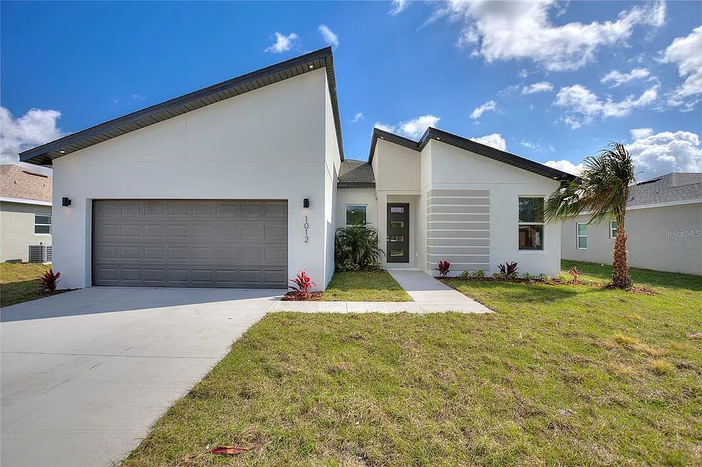 4 bed, 2.0 bath, 1670 sqft, $2,000 — Photo 1