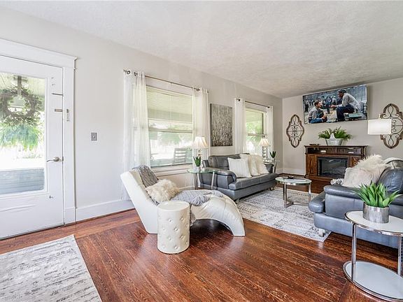3rd image of 185 Meadowbrook Ave