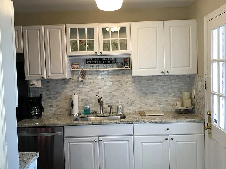 2107 Queens Rd W — Photo 4