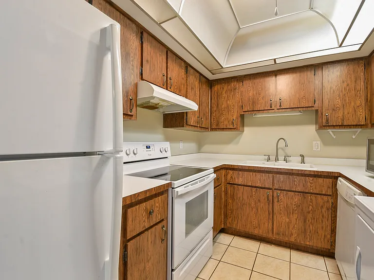 40 Club House Dr #207 — Photo 18