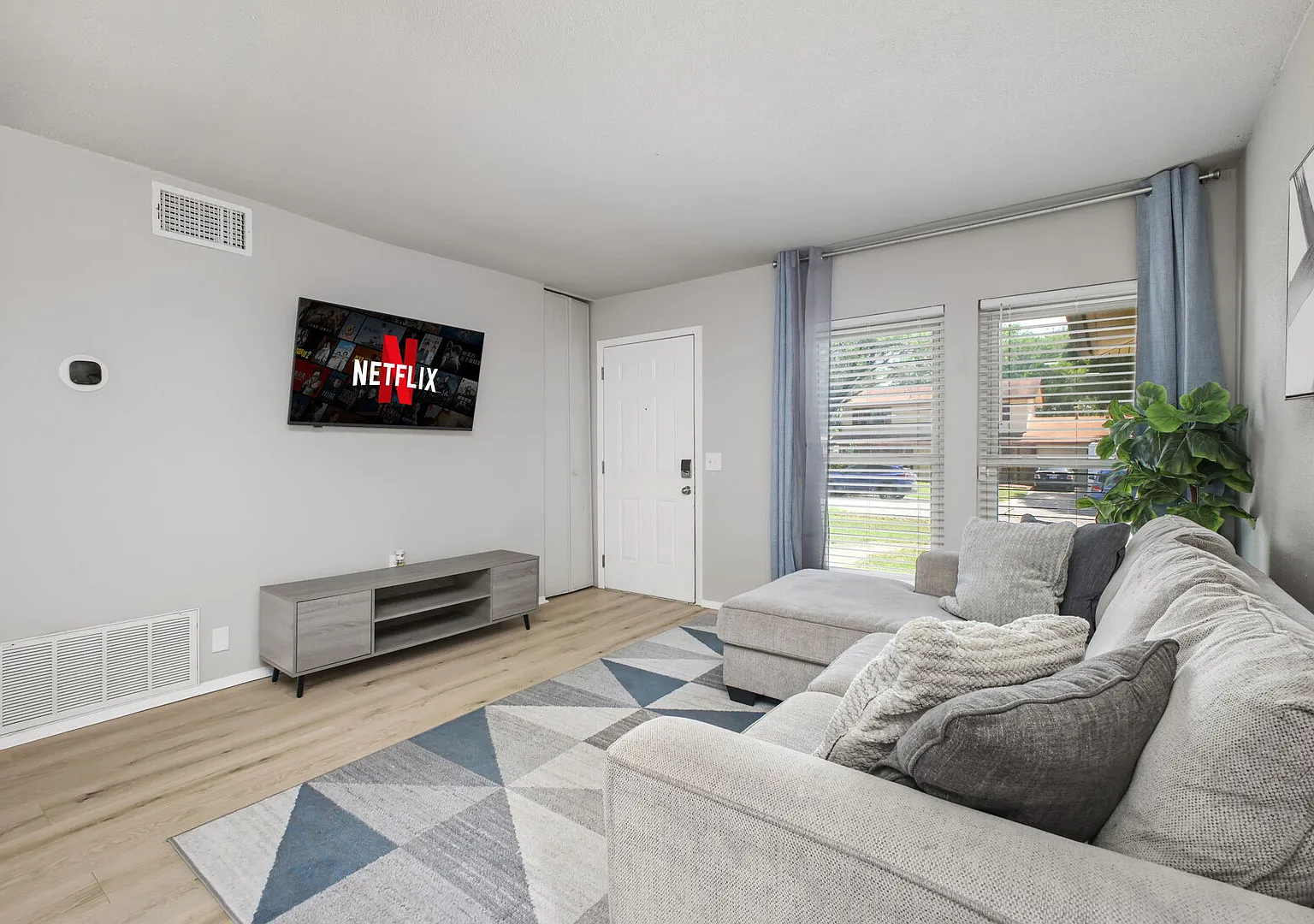 Cozy 3BR Home | Family-Friendly | Near Attractions — Photo 3