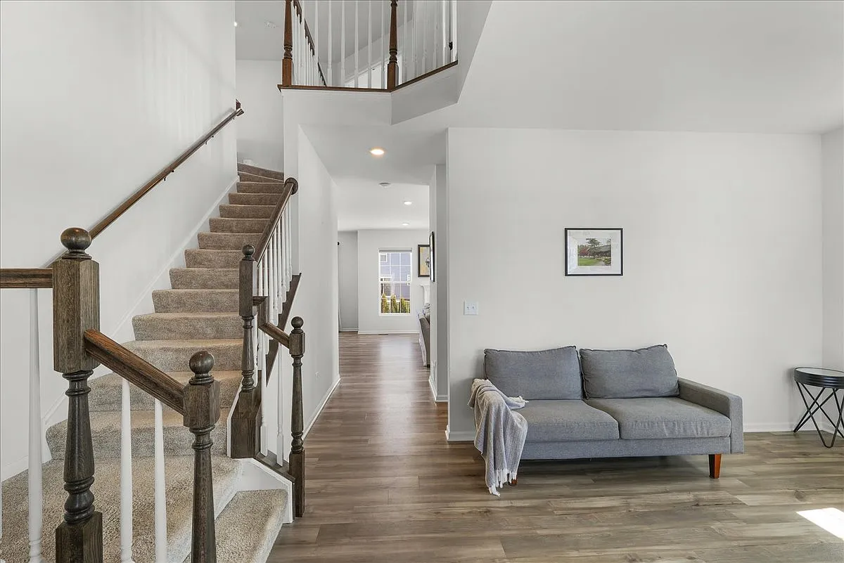 Foyer and living room - 15312 S Sawgrass Cir