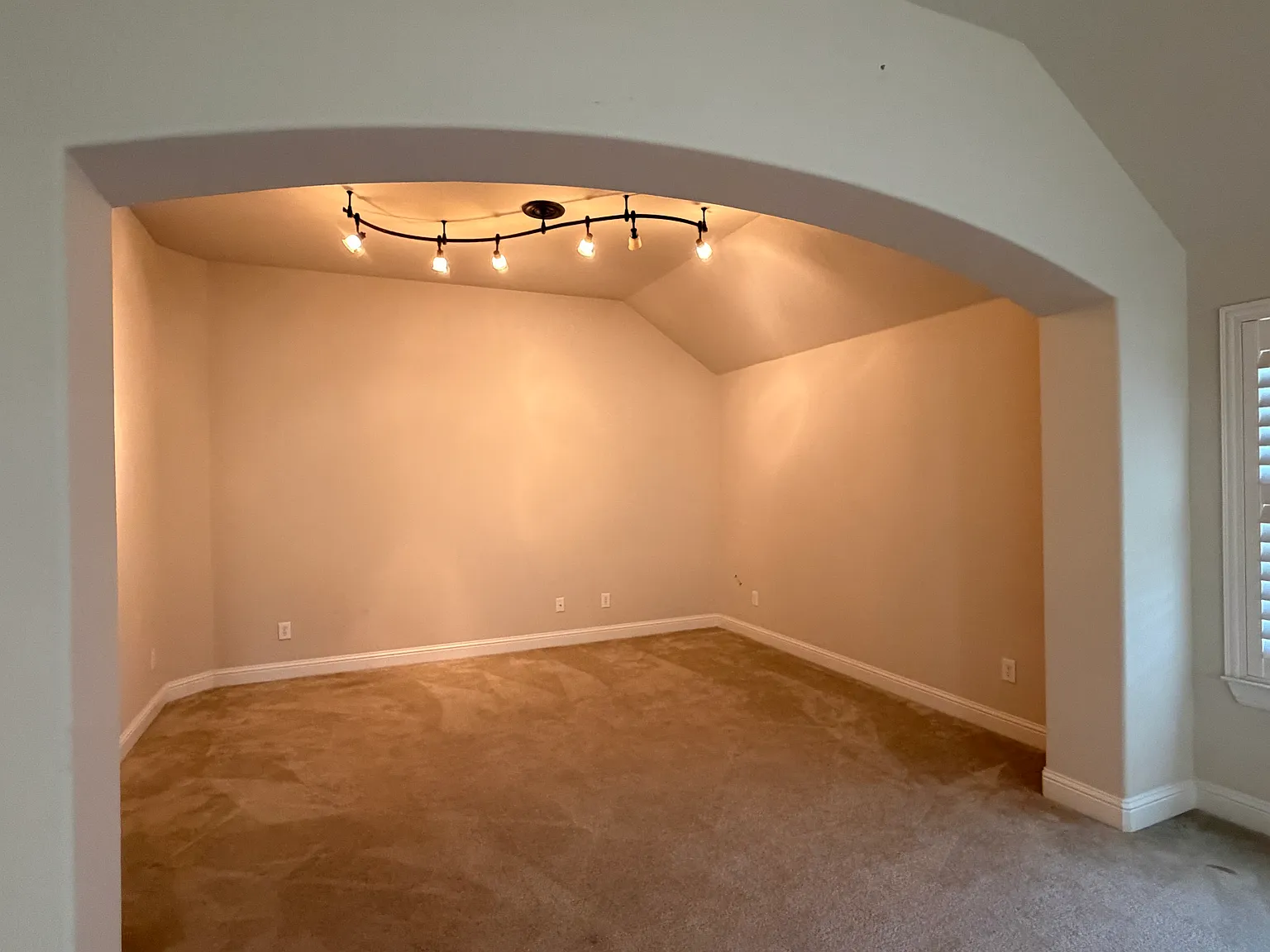 6 bed, 4677 sqft, $4,700 — Photo 3
