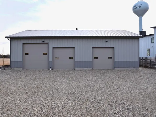 201 E Spring Creek Dr, Pierre, SD 57501