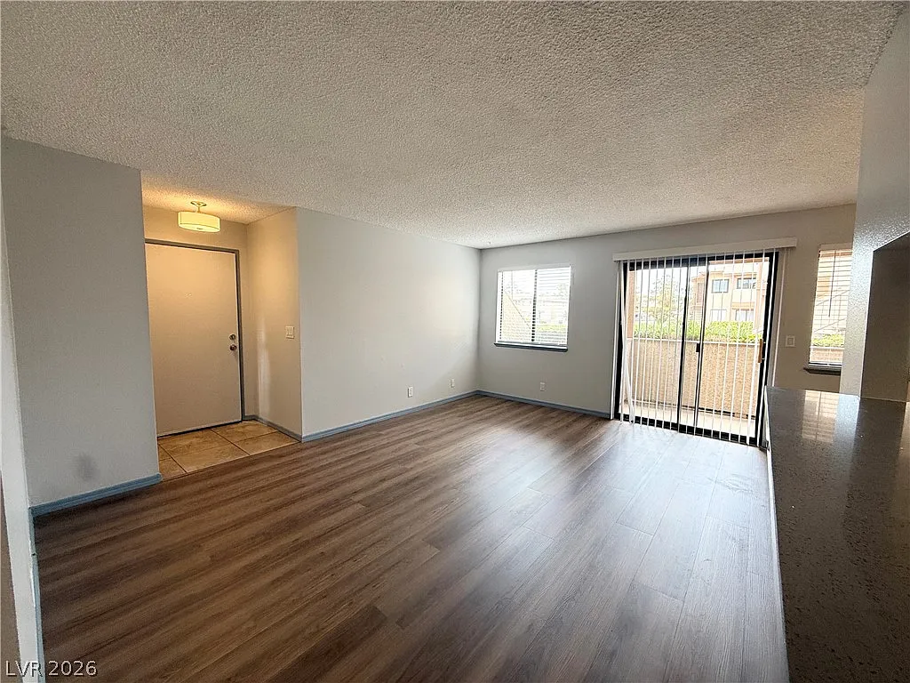 2 bed, 2.0 bath, 912 sqft, $1,235 — Photo 4