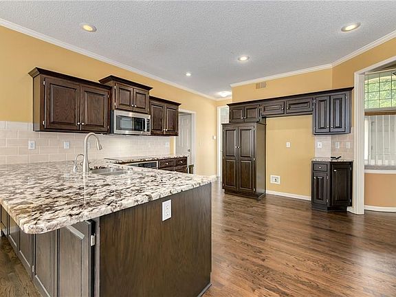 5th image of 516 NE Emerald Dr